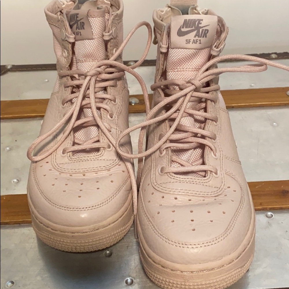 Air Forces - Picture 2 of 4